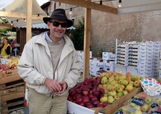 Il prof. Corelli Grappadelli allo stand Melinda.