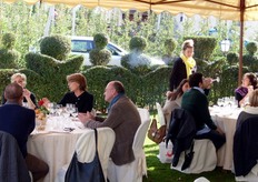 Il buffet allestito nel giardino interno del Castello di Casez.