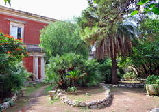 Il giardino interno della masseria, un tempo sede di riunioni per i notabili del luogo.