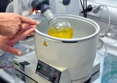Dettaglio del macchinario per l'estrazione degli oli; tutte le parti estranee vengono eliminate, per procedere poi ad un'analisi aromatica dell'estratto.