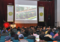 "Un momento del convegno di apertura della manifestazione: "La Mela nel Mondo"."