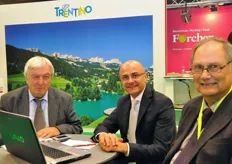 In rappresentanza dell'associazione delle regioni ortofrutticole europee (AREFLH), Luciano Trentini (direttore CSO - Centro Servizi Ortofrutticoli), Marco Cestaro (assessorato agricoltura della Regione Emilia Romagna) e Jacques Dasque.