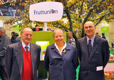 Aldo Tamassia (Fruttunion), insieme a Danila Bragantini (vicepresidente FruitImprese) e Carlo Bianchi (coordinatore FruitImprese).