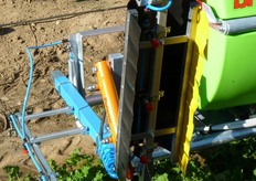 "Importante e' la scelta degli ugelli montati sulle barre irroratrici. Essi devono limitare l'effetto "gocciolamento", pur operando a basse pressioni (1,5 bar) e bagnare uniformemente la vegetazione delle infestanti. Devono essere poco sensibili all'otturamento e limitare l'effetto deriva. Gli ugelli possono essere di tipo "a ventaglio" (110°-80°) e "a cono" (80°)."