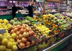 "La presenza di un operatore evita la manipolazione eccessiva dei prodotti freschi da parte della clientela, come invece avviene nei sistemi di vendita "fai da te" che si vedono nei supermercati italiani."