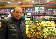 Nella foto, Il Sig. Vittorio Fugarolo, grande produttore e conoscitore di mele Fuji.