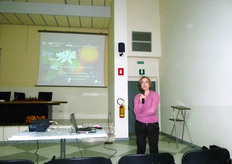 Angela Abbatecola (in foto), Tonia Colella e Michele Troiano, del Servizio di Difesa Fitosanitaria dell'ALSIA, hanno relazionato su alcune problematiche fitosanitarie dell'agrumicoltura metapontina.