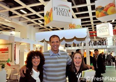 I titolari dell'azienda sementiera Catom Seeds (al centro, Benny Anvy), insieme a Rossella Gigli (FreshPlaza).