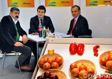 Maurizio Bacchi, general manager della Cora Seeds (ultimo a destra) a colloquio con alcuni clienti.