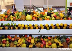 Dettaglio della composizione di frutta presente nello stand della Dole.