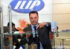 Roberto Zanichelli, export manager di ILIP, mostra la nuova cestella con coperchio termosaldato proposta dall'azienda.