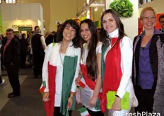 Alcune hostess vestite con la bandiera italiana hanno distribuito i nostri colori all'interno della fiera, per ricordare i 150 anni della Repubblica.