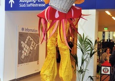 Artisti sui trampoli per la promozione della mela KANZI.