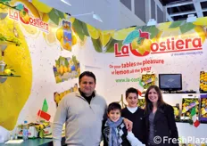 Presso lo stand de La Costiera, troviamo Ferdinando Vinaccia, con i figli Danilo e Luigi e Valentina Sanna.