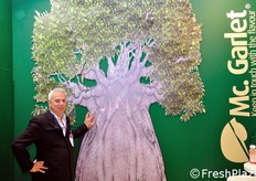 Luca Garletti posa accanto all'Albero delle Idee.