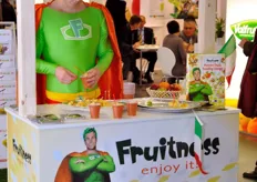 Il supereroe del mangiar sano Mr Fruitness mette in pratica la dieta a base di frutta.