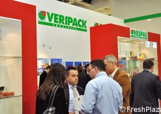 Gian Giacomo Gamberini di Nespak a colloquio con alcuni clienti.