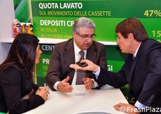 Al centro della foto, Gianni Bonora (Amministratore delegato di CPR Servizi), insieme ad Yliana Gonzalez (Assistente Direzione CPR System) e Renzo Piraccini (AD Apofruit Italia).