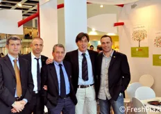 Il team di Granfrutta Zani presso lo stand aziendale all'interno di Piazza Italia. Terzo e quarto da sinistra sono Flavio Marini e Alessandro Zani.