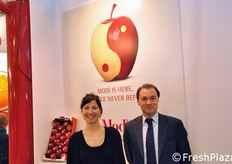 Silvia Gile' (dipartimento vendite e marketing), insieme a Dario Mauro Lezziero (sales and marketing manager) di Mela Modi'.