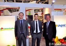 Augusto Renella (responsabile marketing Naturitalia), insieme ad Alessandro Fornari e Patrizio Neri del Consorzio KiwiGold (che commercializza i kiwi a marchio Jingold).