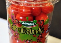 Datterino siciliano estremamente dolce, disponibile in simpatiche confezioni a bicchiere, per incontrare anche il favore dei piu' piccoli.