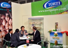 Raffaele Torti (ultimo a destra) a colloquio presso il suo stand.