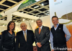 Da sinistra a destra: Raffaella Di Donna insieme al padre e Giacomo Suglia, insieme al fratello Nicola.