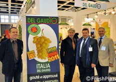 "Vincent Despons (collaboratore francese di Del Gaudio), Michele La Porta, Pino Del Gaudio e Ruggero La Porta. La frutta Del Gaudio ha conquistato per il secondo anno consecutivo il prestigioso riconoscimento "Saveur dell'Annee" (Sapore dell'Anno), decretato da una giuria di consumatori francesi."