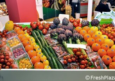 Una bella composizione di prodotti ortofrutticoli tipici della Sicilia.