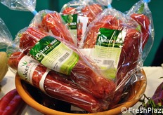 "Il peperone a cornetto "Dolce Rosso" si distingue per la sua digeribilita', dovuta ad un minore contenuto di cellulosa nella buccia. E' disponibile in confezioni da 300 grammi, che possono contenere 2 o 3 pezzi."