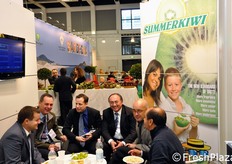 Giampaolo Dal Pane (terzo da destra), a colloquio presso il suo stand Summerkiwi.