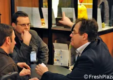 Enrico Turoni di TR Turoni (a destra), a colloquio con alcuni clienti.