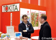 Gregorio Padula, responsabile di Tokita Sementi Italia, a colloquio con un cliente.