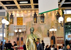 La statua di Giulietta, riproduzione di quella vera, che si trova nella citta' di Verona.