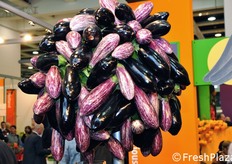 Qui di seguito, alcune curiose composizioni artistiche di ortaggi e frutta. La fiera e' anche questo!