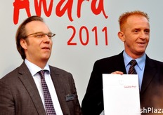 "Kaasten Reh, Project Director della rivista ortofrutticola tedesca Fruchthandel Magazine (sulla sinistra), consegna il riconoscimento al rappresentante della Prime Champ, azienda olandese che si e' aggiudicata il terzo posto con "Mandelpilz", il fungo dal sapore "mandorlato"."