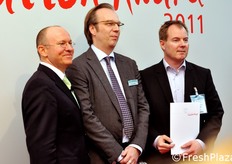 "Il momento dell'attribuzione del secondo premio a Jes Grandt Nielsen, marketing e project manager di GASA GROUP (primo sulla destra), per la linea "Jamie Oliver Grow Your Own"."