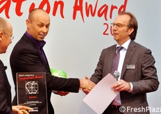 "Il momento della consegna del primo premio al rappresentante dell'azienda australiana Finger Limeing Good Pty Limited, che ha vinto con il suo Limeburst Fingerlime, "caviale di agrumi" di origine autraliana."