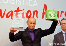 Lindsay Boyd mostra con orgoglio il trofeo in una mano e una confezione di fingerlime nell'altra.