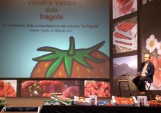 Il coordinatore Lorenzo Frassoldati sul palco.