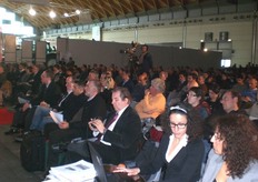 Il pubblico, con i relatori che saliranno sul palco in prima fila.