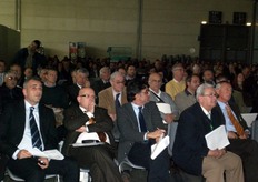 In prima fila (dall’altro lato della sala) altri relatori: da sinistra Cristian Moretti Fedagri-Confcooperative, il prof. Luca Lanini dell’Università Cattolica del Sacro Cuore di Piacenza, Carmelo Mennone, ALSIA Regione Basilicata, e Jose' Lopez-Aranda IFAPA Junta de Andalusia.
