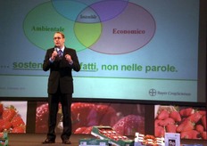 "Frank Terhorst, amministratore delegato di Bayer CropScience, ha esordito spiegando come il 10 per cento del fatturato Bayer venga destinato ogni anno alla ricerca & sviluppo e come grande importanza sia rivolta all’innovazione di prodotto (il 70 per cento dei prodotti attuali e' stato infatti sviluppato negli ultimi sette anni). Frank Terhorst ha ricordato come una agricoltura possa considerarsi "sostenibile" solo quando soddisfa gli aspetti ambientali, quelli sociali ma anche anche quelli economici."