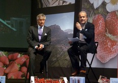 Paolo Bruni, presidente COGECA (a sinistra nella foto), ha sottolineato come la fragola, registrando un aumento di consumi, sia un prodotto in controtendenza. I dati CSO-Centro Servizi Ortofrutticoli parlano di 77-78.000 tonnellate di fragole acquistate, per un consumo interno corrispondente al 50 per cento della produzione.