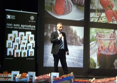 "Cristian Moretti di Fedagri-Confcooperative, nel suo intervento, ha spiegato come un futuro appagante per il settore fragola si possa concretizzare solo con il raggiungimento di due obiettivi: il reddito dei produttori e l’adattamento alle nuove esigenze e abitudini del consumatore. Tutto cio' si avvera solo "chiudendo la filiera", creando cioe' una forte sinergia e programmazione tra le diverse parti: tecnica, commerciale, distributiva e al consumo."