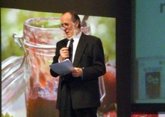 "Il prof. Elvio Bellini dell’Universita' degli Studi di Firenze ha avuto il compito di presentare, nel volume e anche in sala, gli aspetti storici ed artistici del "cibo delle tentazioni" (come gli antichi Romani definivano la fragola)."