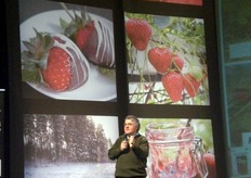 Walter Faedi, direttore del CRA-FRF di Forli', coordinatore scientifico del volume dedicato alla fragola ha ringraziato i 64 autori (di cui 17 stranieri) che hanno contribuito alla realizzazione dell’opera.