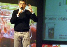 Gianluca Baruzzi, CRA-FRF di Forli', ha illustrato i paesaggi derivati dalla coltivazione della fragola di stagione (il pieno campo oramai e' un'esclusiva del territorio cesenate) e della fragola fuori stagione, nelle principali aree di produzione nazionale.