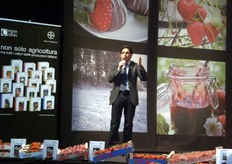 "Nel suo intervento, Carmelo Mennone ha elencato i valori della fragola: la conduzione di un ettaro di fragole richiede un investimento di 60.000 euro, con una produzione media di 35 tonn/ha; il costo medio di produzione e' di circa 1,7 €/kg, prevalentemente determinato dal costo dei mezzi tecnici e della manodopera. La fragolicoltura meridionale, inizialmente "ereditata" dal Nord per esperienze e cultivar, si distingue oggi per una gestione ecocompatibile, per la destagionalizzazione della produzione, con un interesse crescente per le piante fresche e, ovviamente, per una grande attenzione alla qualita'."